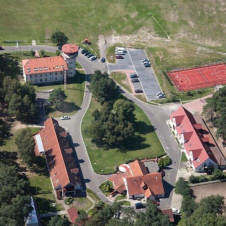 Hotel Aeroplan Зелёна-Гура Экстерьер фото