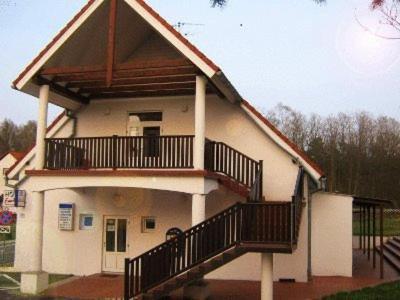 Hotel Aeroplan Зелёна-Гура Экстерьер фото