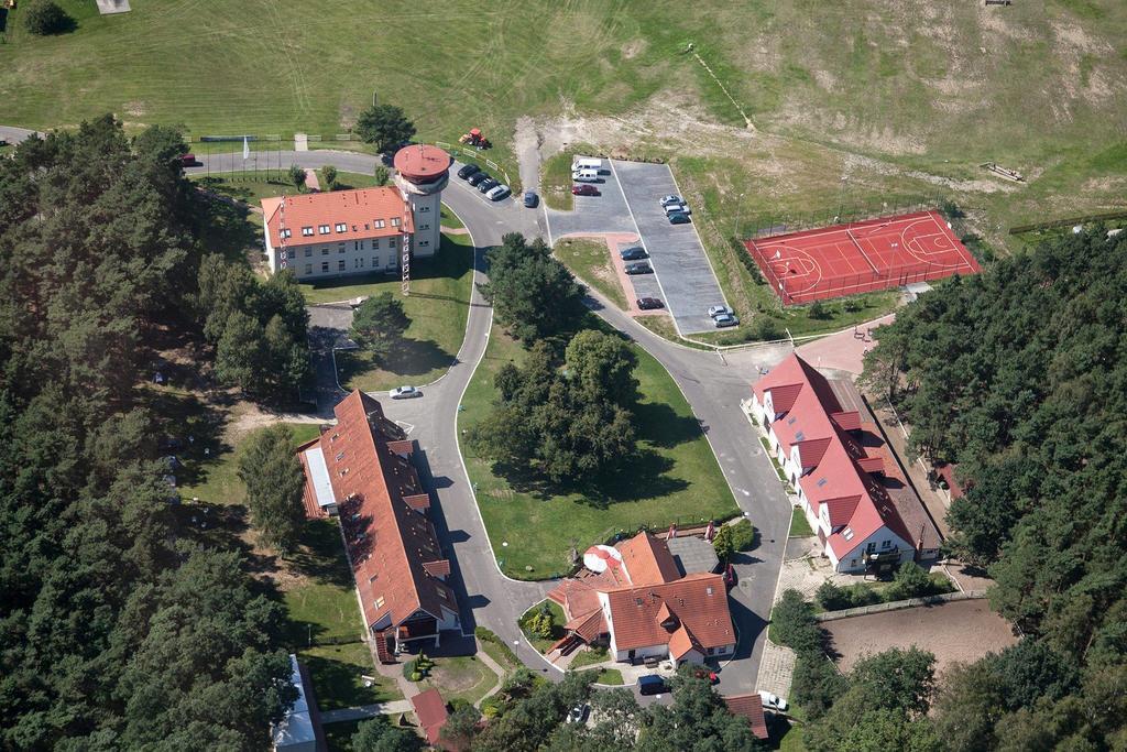 Hotel Aeroplan Зелёна-Гура Экстерьер фото