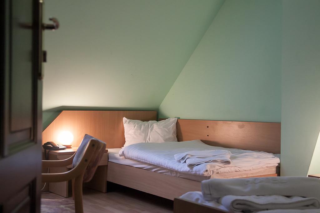 Hotel Aeroplan Зелёна-Гура Экстерьер фото