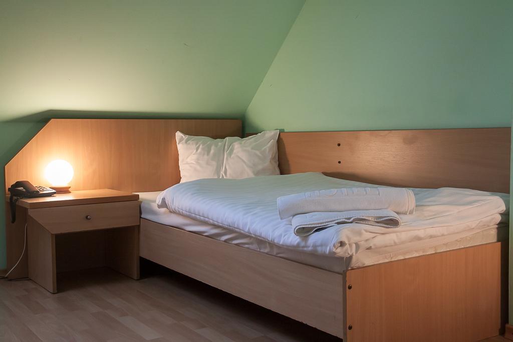 Hotel Aeroplan Зелёна-Гура Экстерьер фото