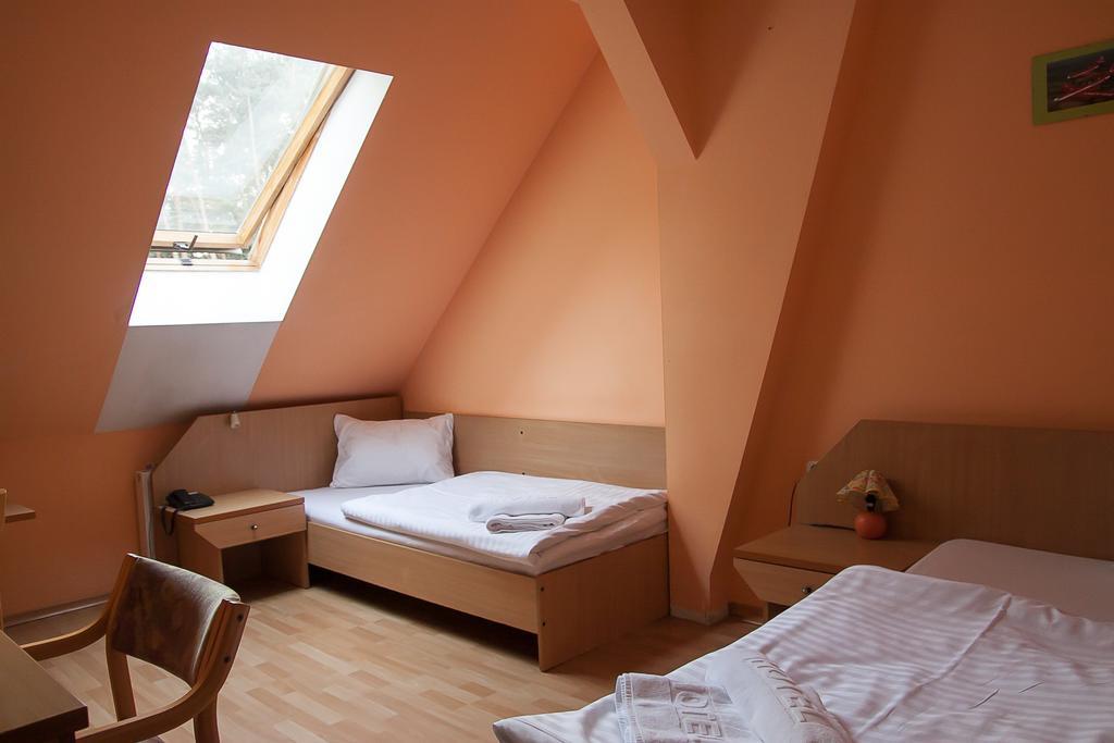 Hotel Aeroplan Зелёна-Гура Экстерьер фото